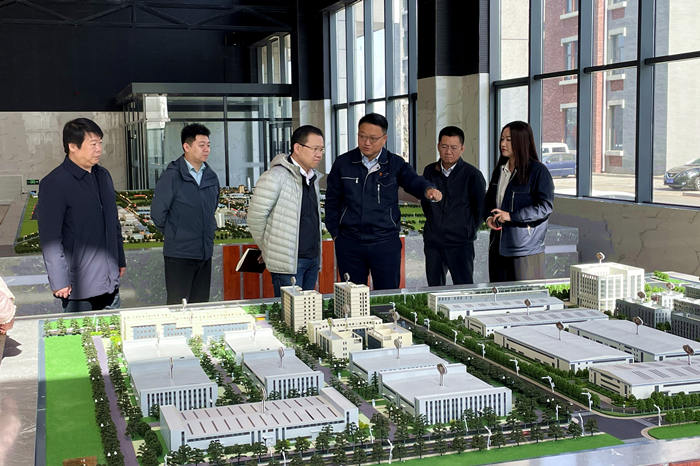 �з���ί�쵼���׻𾺼����ſ�չ������̸